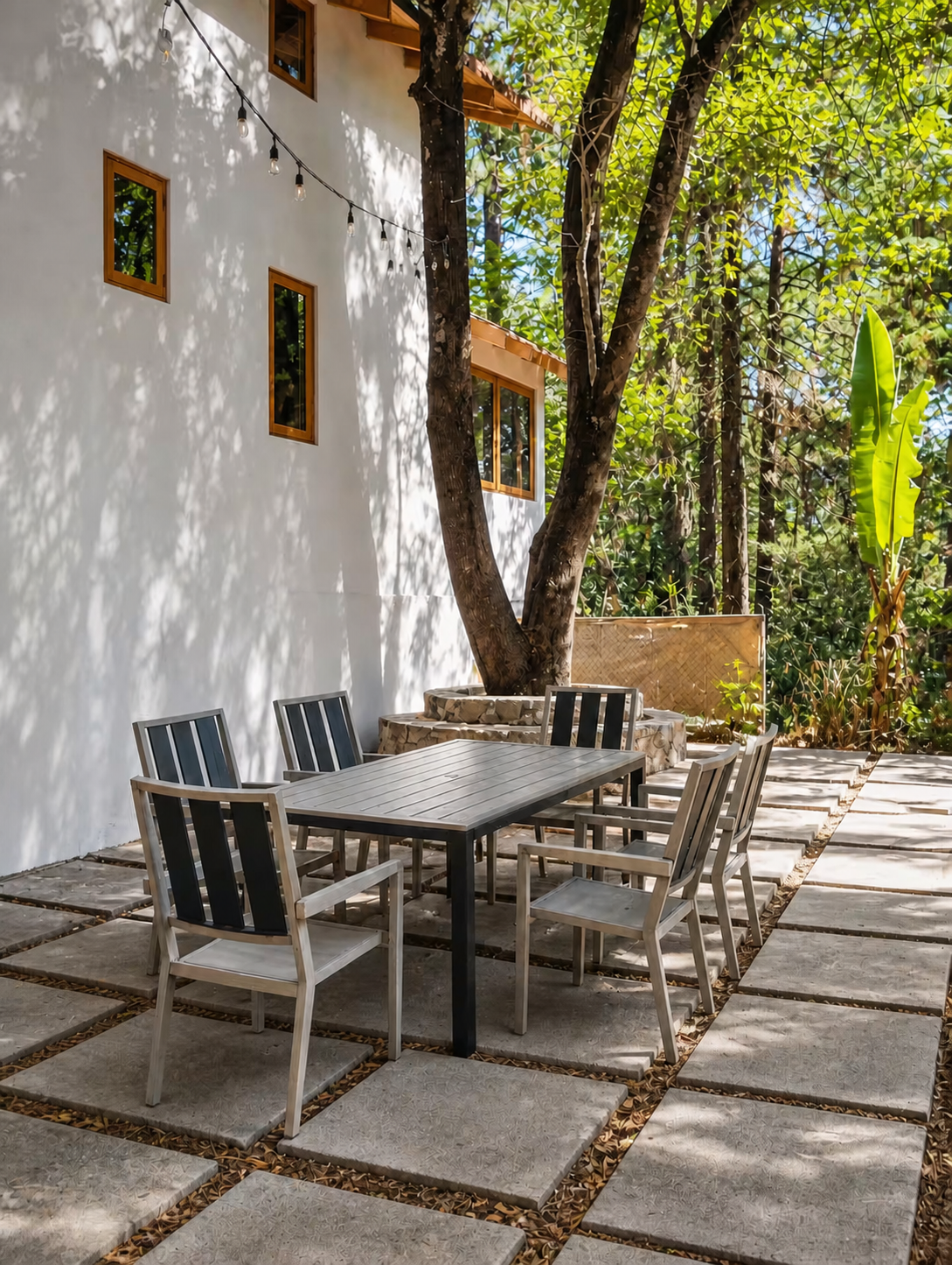 Comedor exterior bajo los árboles