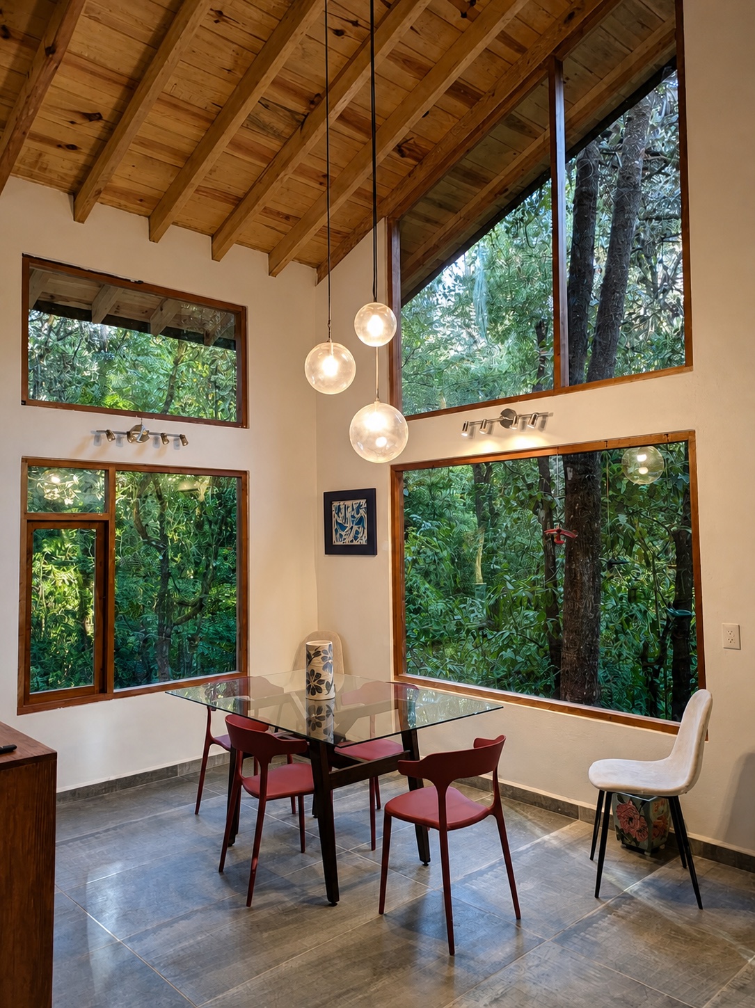 Comedor de doble altura con vista al bosque