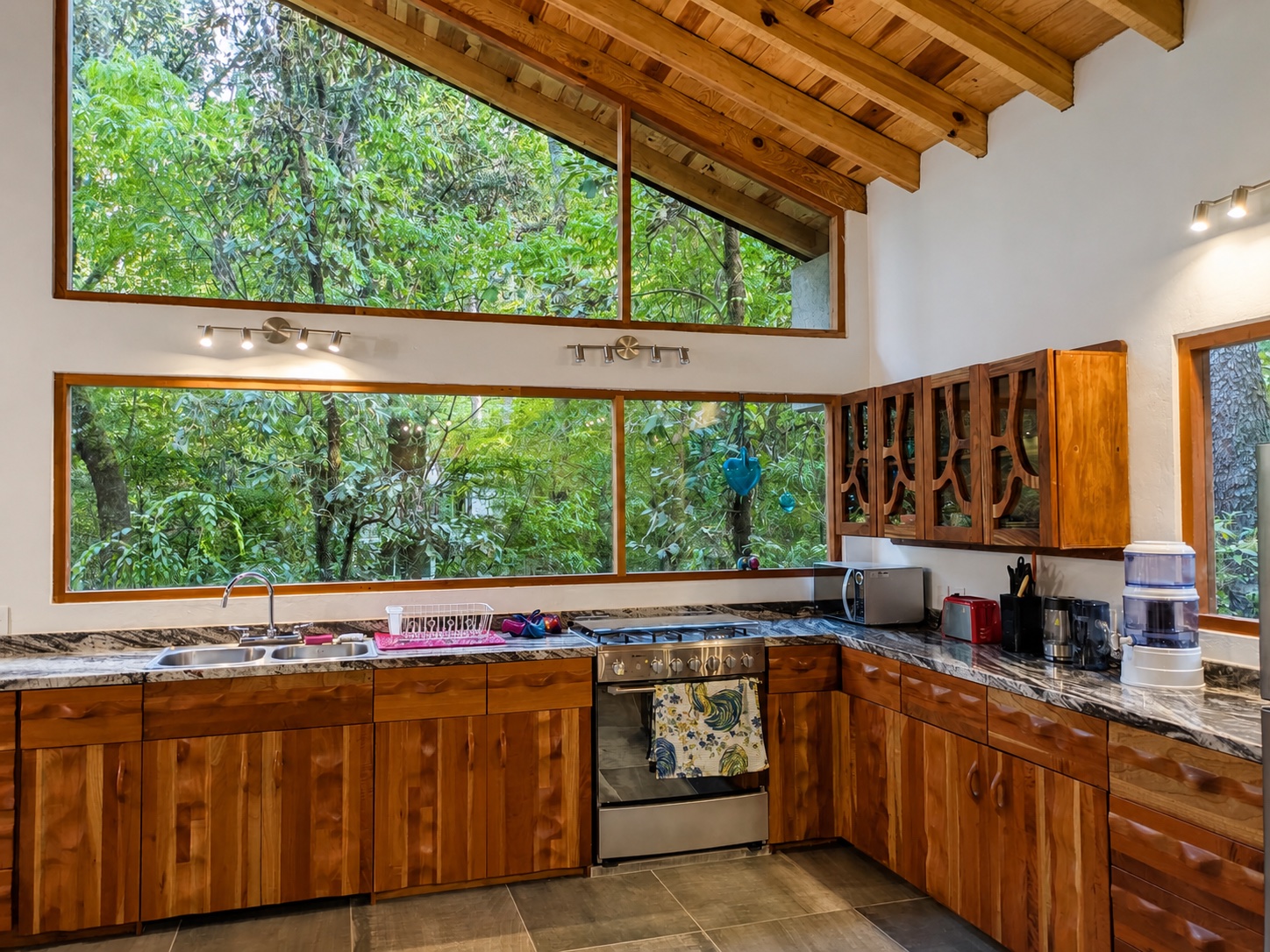 Cocina con ventanales hacia el bosque